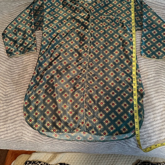 Vanity Fair Green and Red Patterned Top - Picture 3 of 8